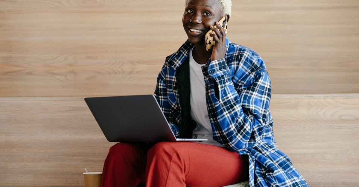 découvrez l'art du small talk, cet échange léger mais essentiel qui peut briser la glace et créer des liens. apprenez des techniques pour engager des conversations informelles et améliorer vos compétences sociales dans divers contextes.
